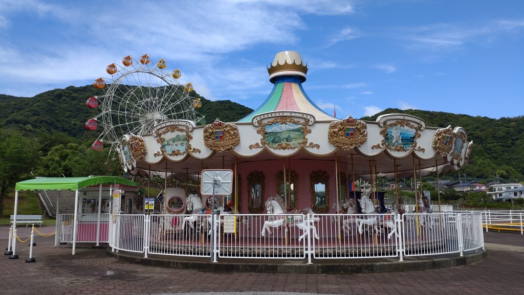 遊園地のメリーゴーランド運休について