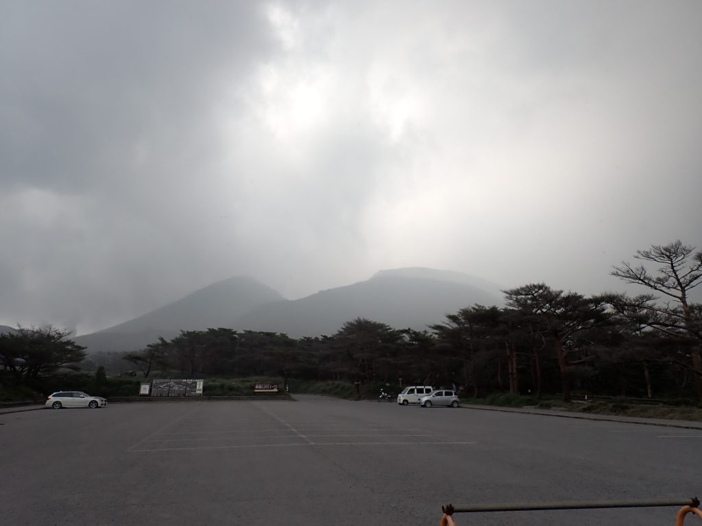 鹿児島フィールドレポート　　火山と共に生きる　～霧島　新燃岳の噴火とそこに暮らす生き物　～